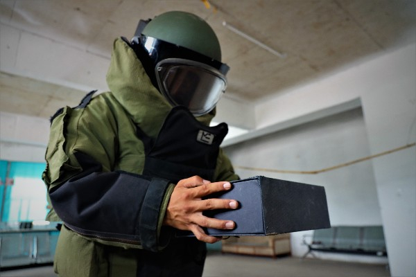 赵恒身着排爆服转移“爆炸物”