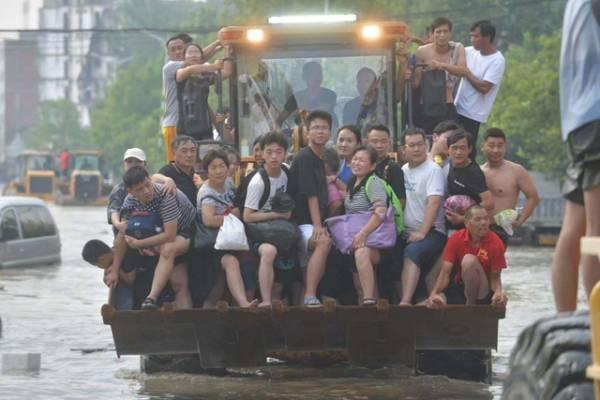 郑州救灾现场 图自广州日报 邱伟荣/摄 