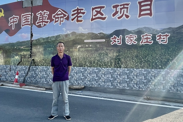 守墓人王青福（央广网 发 孙越 摄）