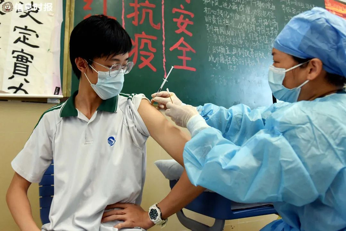 学生接种疫苗。信息时报记者 郭柯堂 摄