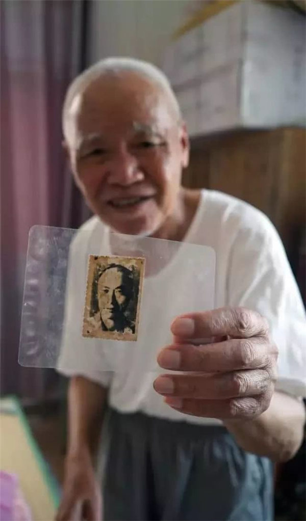刘士华手拿一张陈毅同志的老照片