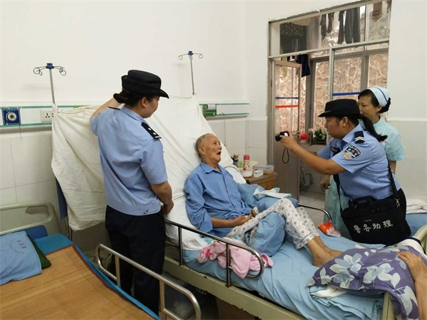 　陈林为瘫痪老人拍证件照（央广网发 受访者供图）