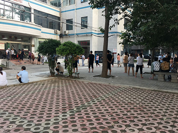 中午，护士为病患及家属免费发饭，餐厅外排起长队。