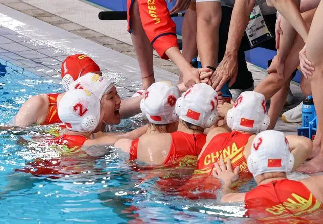 中国队选手在比赛中加油鼓劲 图源：新华社