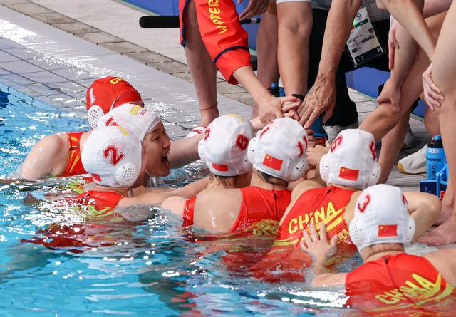 中国队选手在比赛中加油鼓劲 图源：新华社 