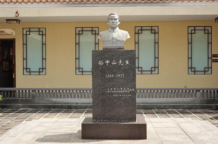 穿过陈列馆前厅，即可看见孙中山半身雕像。图片来源：史子杨/摄