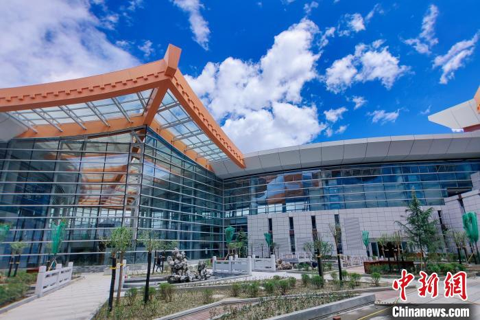 图为拉萨贡嘎机场新建的花园式中庭。　武天舒 摄