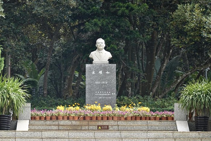 向宋氏祖居的景区广场走去，便可看见声名显赫的宋氏家族奠基人——宋耀如的雕像，雕像由文昌市人民政府于2001年10月17日敬题而立。图片来源：史子杨/摄