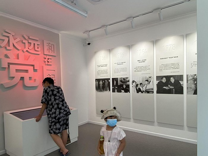 恰逢陈列馆前厅举办宋庆龄史迹展活动，不少市民游客前来观展。此次展出各类珍贵历史图片资料，并增加影像媒体等多元展陈形式，让观展者对历史更可观可感。图片来源：倪叶青/摄