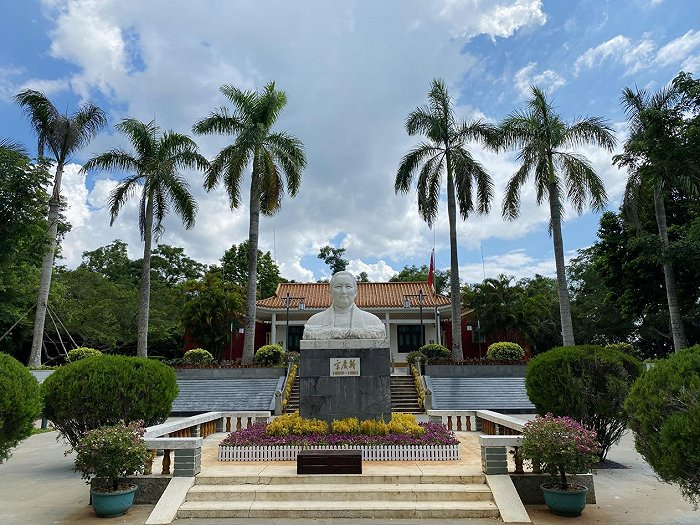 穿行绿意盎然的椰林小道，拾级而上看见前庭矗立着一尊慈眉善目的宋庆龄半身汉白玉石雕像，庭院亦别具椰岛特色。图片来源：倪叶青/摄