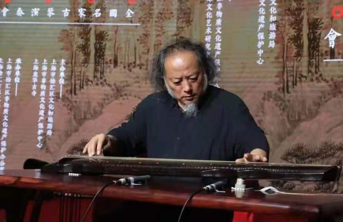 国家级非遗“古琴艺术”代表性创承人王鹏在演奏中