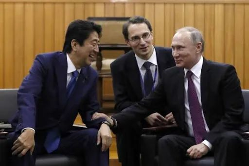 在外交上，菅义伟缺乏安倍式的能屈能伸，更谈不上与别国领导人的私交。图源：RT