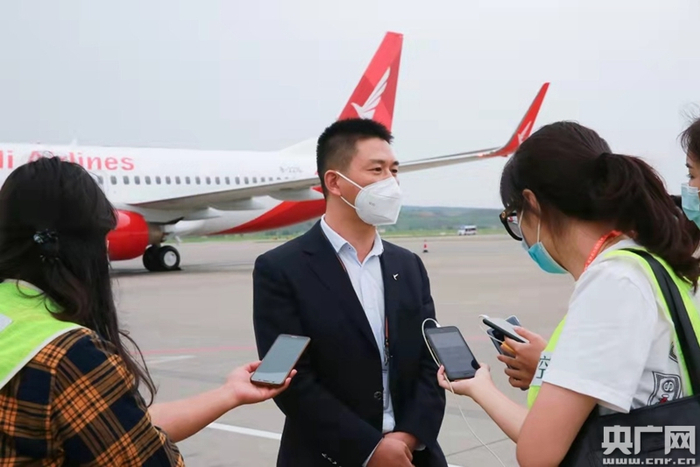 瑞丽航空党委书记刘方庆接受媒体采访