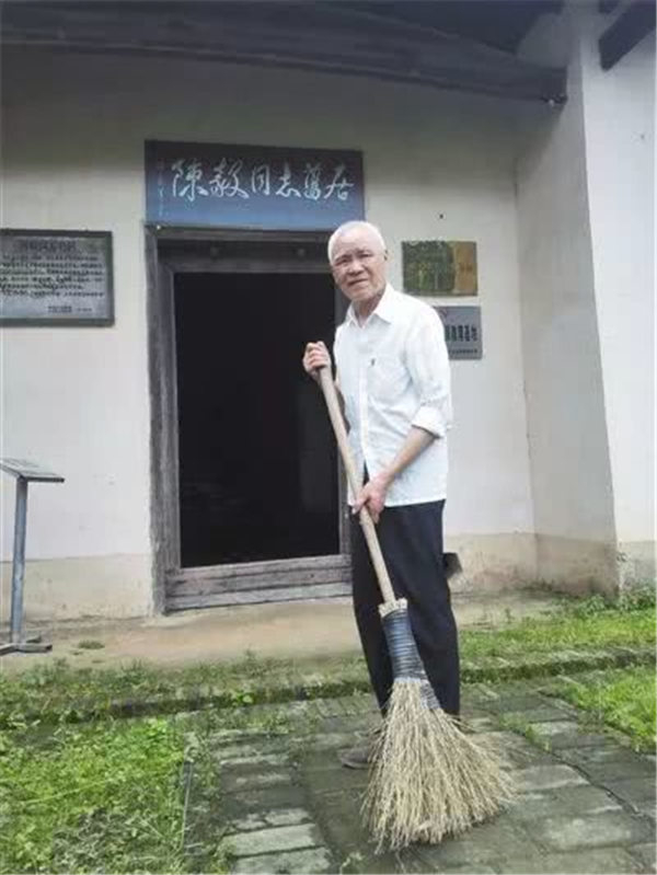 刘士华正在清扫故居地面