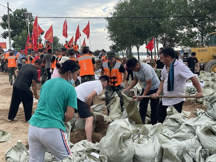 傅庄村村民和武警官兵齐心协力筑堤防险（总台央广记者 管昕 摄）