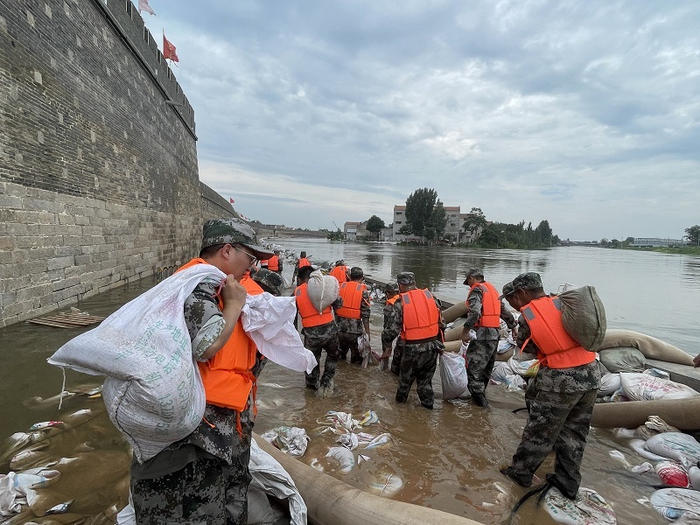 卫河浚县古城段漫堤，浅水区域已过膝盖（总台央广记者 管昕 摄）
