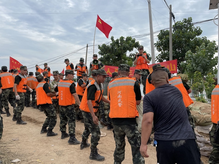 武警河南总队机动支队官兵在现场唱起军歌鼓舞士气（总台央广记者 管昕 摄）