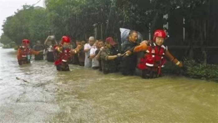 营救人员充当“人墙”营救19名被困工人