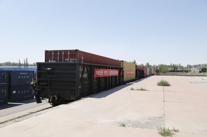 首趟“中吉哈”公铁联运中欧班列驶入喀什货运中心专用线。央广网发