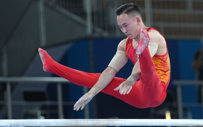 肖若腾在双杠比赛中。图/新华社