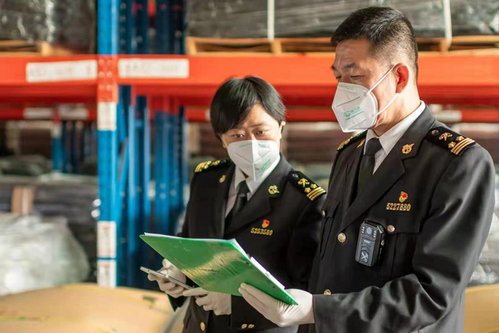 东莞长安海关深入了解企业需求（央广网发 东莞长安海关供图）