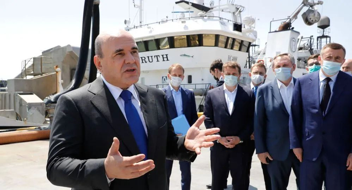 俄总理米舒斯京登上择捉岛。图源：Sputnik