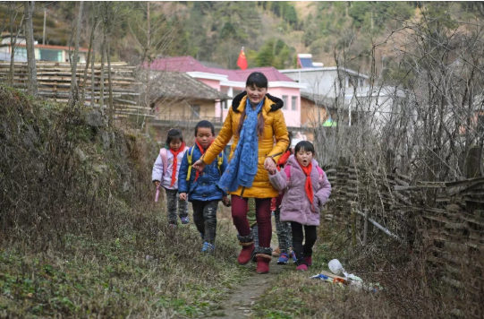 紧牵着学生的手前往学校