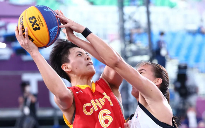 ▲杨舒予（左）在比赛中。图/新华社