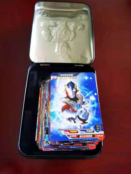 图说：奥特曼盲盒卡片。金山法院供图（下同）