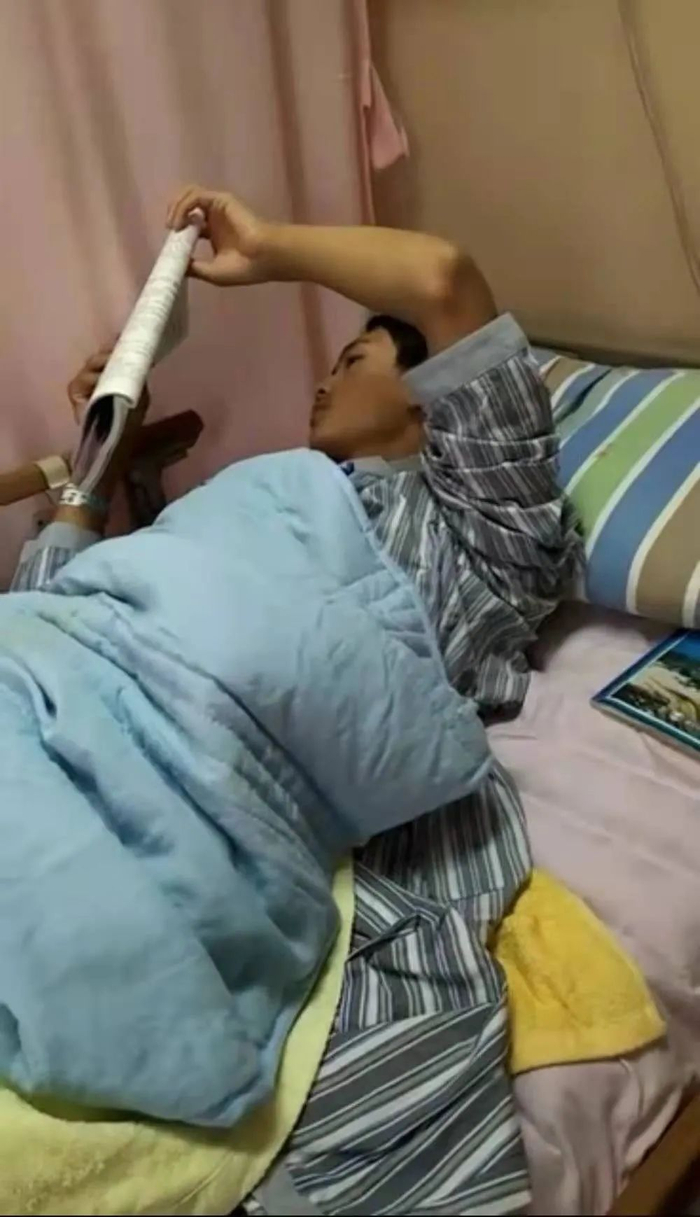 周桐在病床上坚持看书。受访者供图