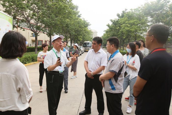 　　樊新菊接受专家媒体采访（主办方供图）