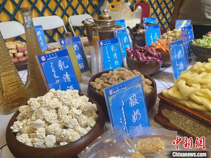 图为当地奶制品小作坊制作的种类多样的奶制品。　奥蓝 摄