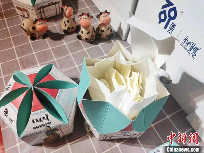 图为额日和木巴亚尔专门请人设计的蒙古包形状的奶食品包装，主要针对游客群体。　额日和木巴亚尔 摄