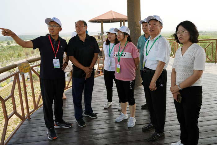  　　专家媒体行代表参观生态治理修复工程 （刘俊斌 摄）