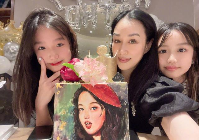 钟丽缇为二女儿庆生！13岁张思捷红唇抢镜，与异性合影亲密引关注|造型|考拉|短裙|气质_新浪新闻