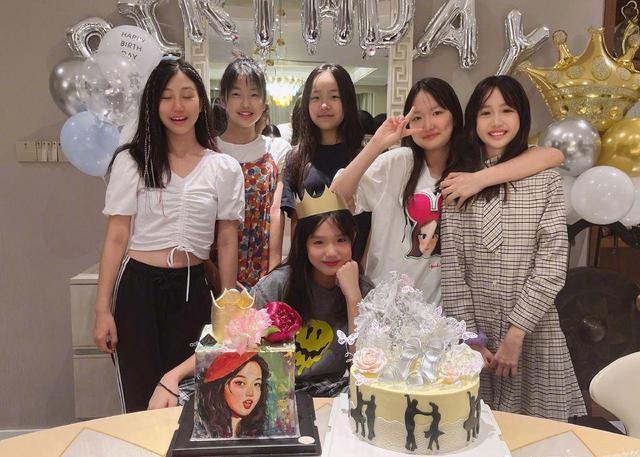 钟丽缇为二女儿庆生！13岁张思捷红唇抢镜，与异性合影亲密引关注|造型|考拉|短裙|气质_新浪新闻