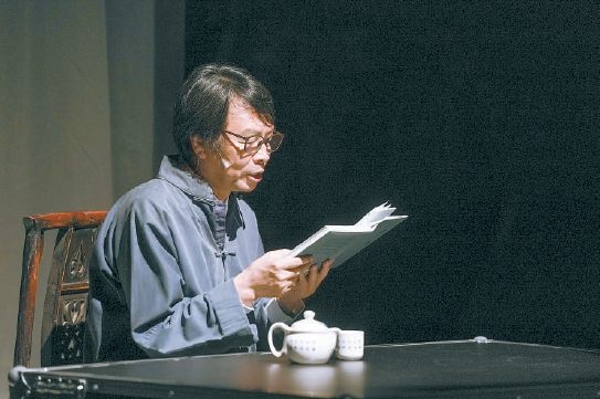 刘震云在话剧中表演 本报记者 武亦彬 摄