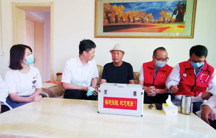 为马国良义诊，并赠送了医药箱和电子血压仪。央广网发