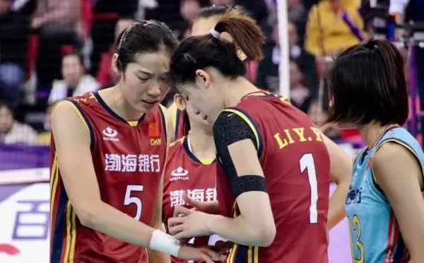  李盈莹为朱婷的手腕绑胶布。