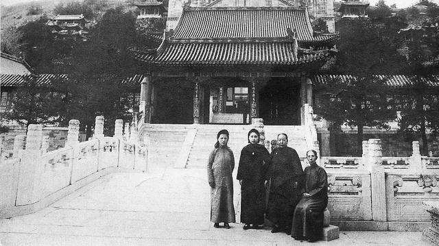 左二为姑妈（妈妈）左三为奶奶，这是郭宝昌奶奶唯一留下来的照片