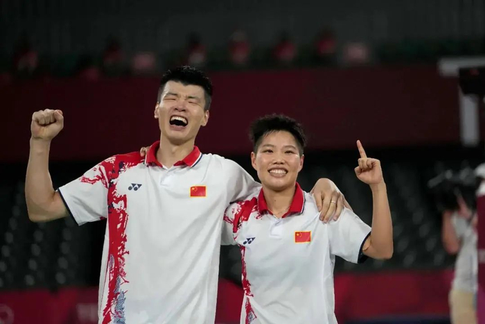 王懿律/黄东萍庆祝夺冠。新华社记者李一博、曹灿 摄