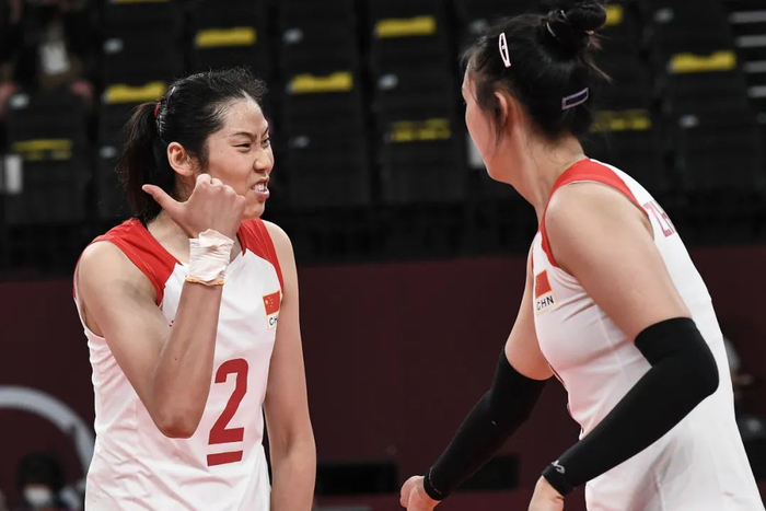  朱婷依旧在东京赛场带伤坚持。