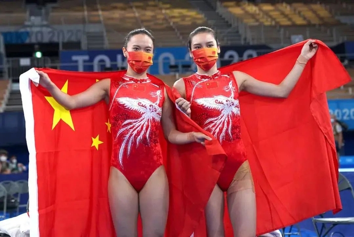 中国选手朱雪莹（左）与刘灵玲在赛后庆祝。新华社记者程敏 摄