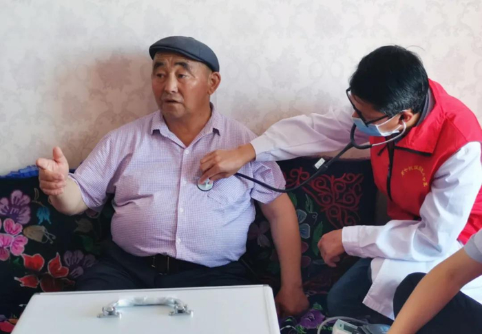 为自治区优秀护边员、昌吉州劳动模范哈德勒哈孜·胡斯买力安义诊。央广网发