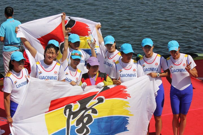 崔晓桐（左二）在领奖台上。（谢秋林 摄）