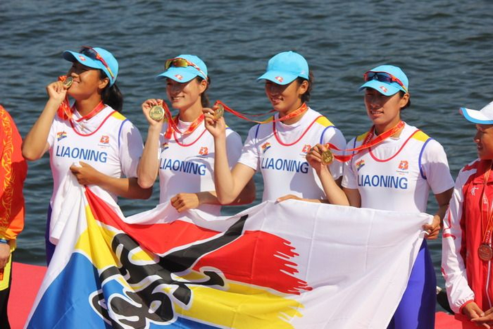 唐宾与队友在领奖台上。（谢秋林 摄）