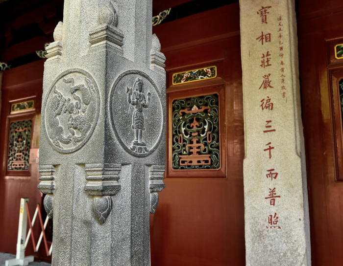 开元寺大雄宝殿外有两根刻有婆罗门神祇图案的石柱