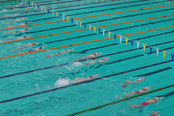 全国青少年U系列游泳比赛赛况。