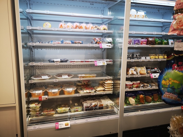 中午12点，罗森便利店内的三明治、饭团等即食产品已经所剩无几。