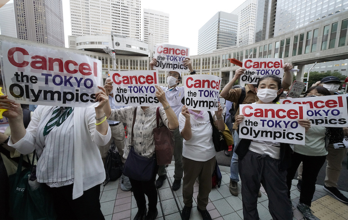 　　2021年6月23日，日本东京，在距离2020东京奥运会开幕倒计时一个月之际，东京民众走上街头，举行反奥运示威游行。